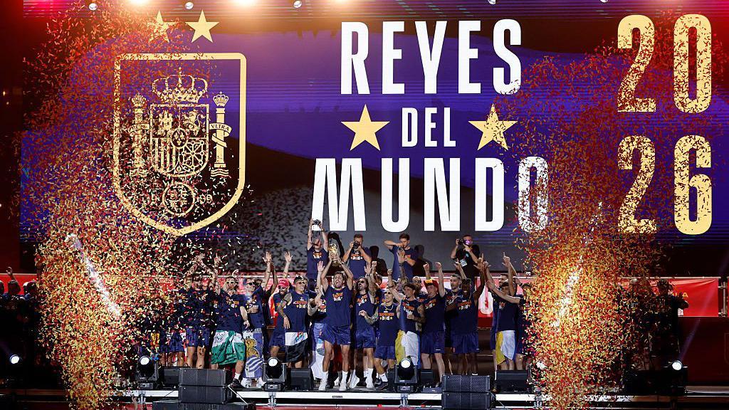 Los jugadores de España celebran en un escenario en la plaza de Cibeles de Madrid el 20 de julio de 2026, un día después de ganar su segundo título mundial tras una victoria por 1-0 ante Argentina.