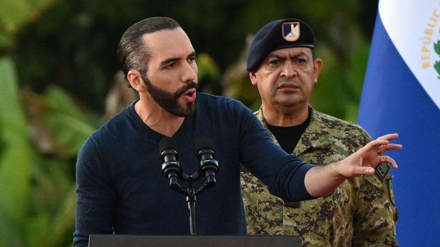 Nayib Bukele habla en un evento de seguridad