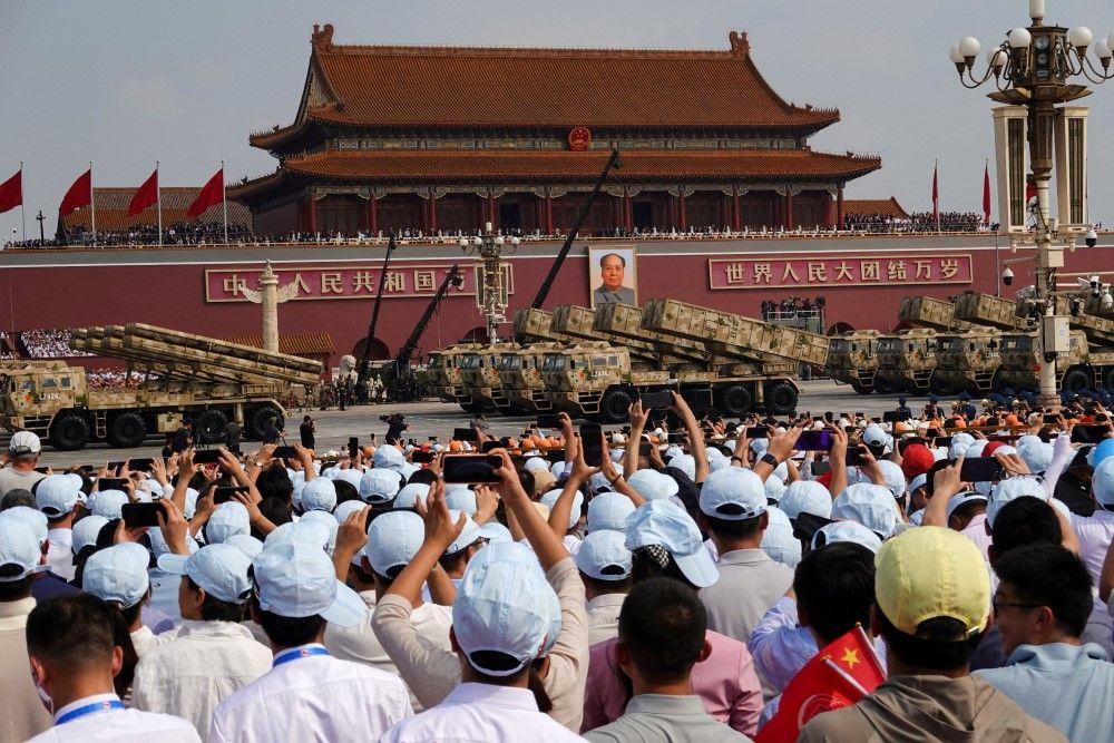 vojna parada u pekingu, ljudi gledaju paradu u kini dok tenkovi prolate trgom tjenanmen