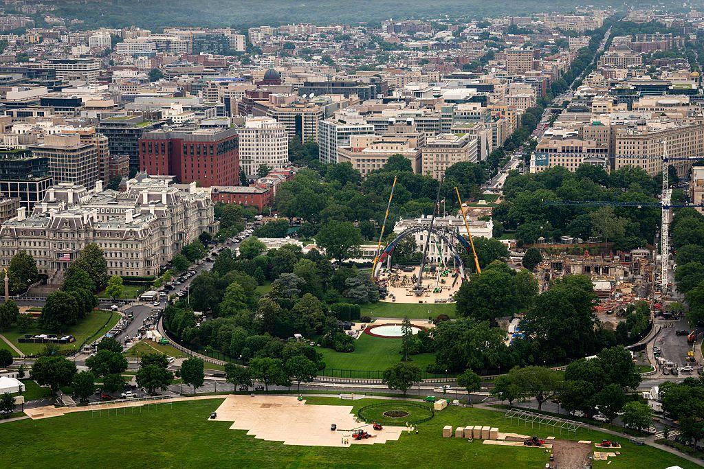 Una vista panorámica de Washington DC en la que se ve en el centro la estructura que se construye en el jardín sur de la Casa Blanca.