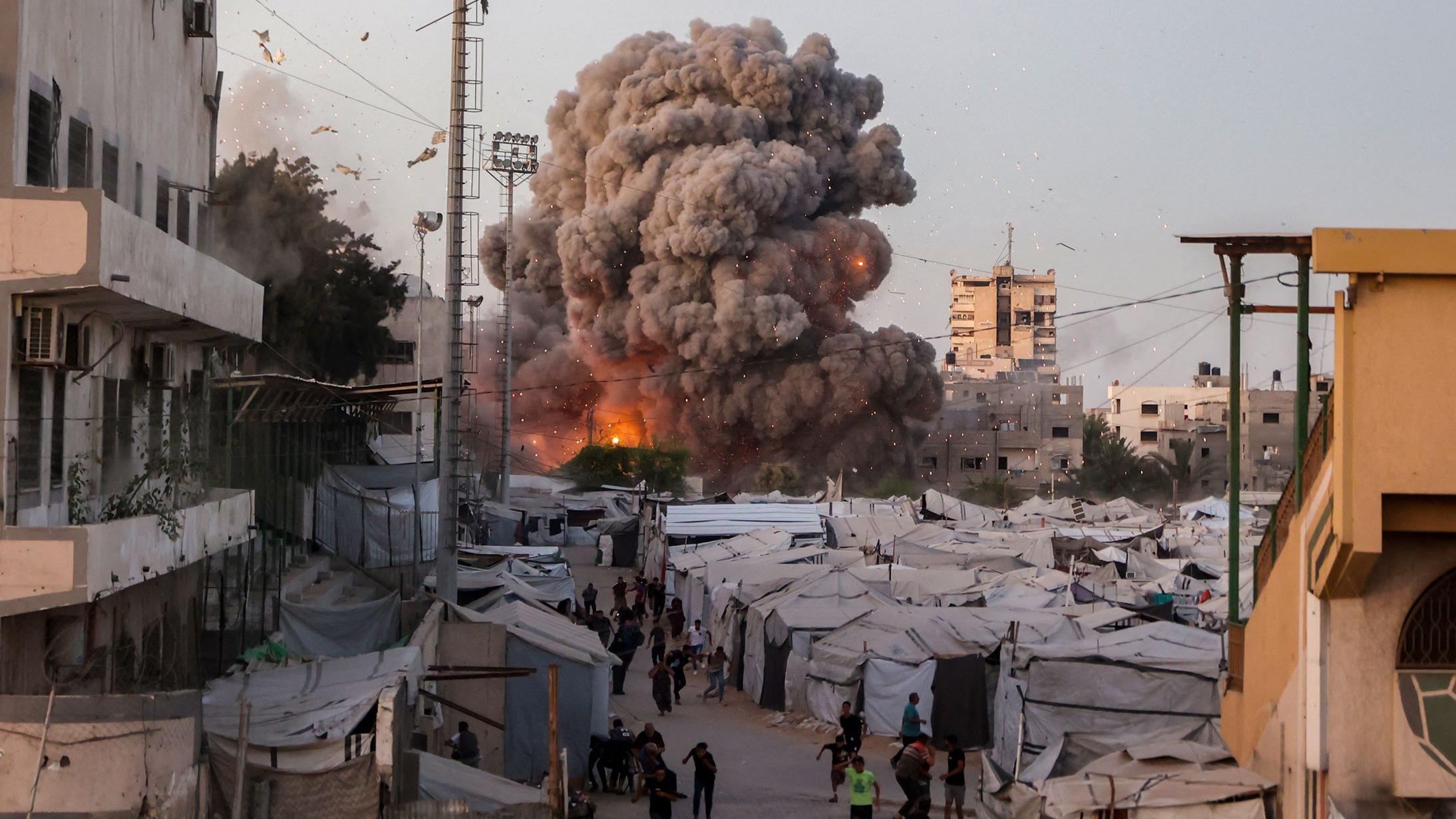 فلسطينيون يهرعون للاحتماء مع تصاعد الدخان والنيران خلال غارة إسرائيلية على مسجد المتقين في مدينة غزة في 28 يوليو/تموز 2026