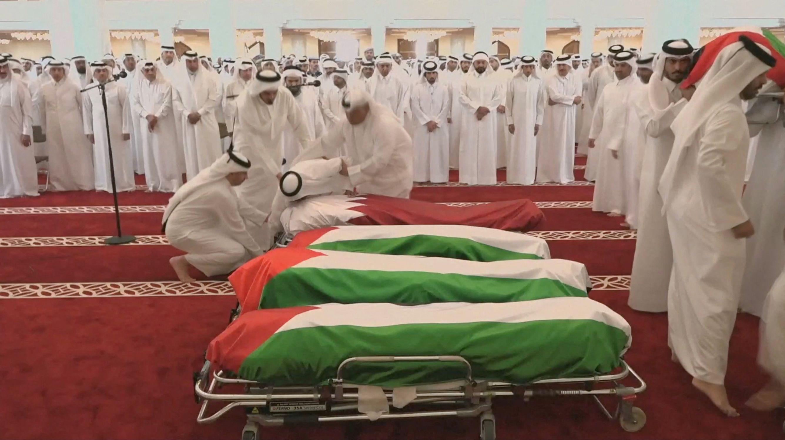 أشخاص يحضرون جنازة القتلى في هجوم إسرائيلي في الدوحة، ومن بينهم العريف بدر سعد محمد الحميدي الدوسري، عضو قوة الأمن الداخلي، في مسجد الشيخ محمد بن عبد الوهاب في الدوحة، قطر، 11 سبتمبر 2025.