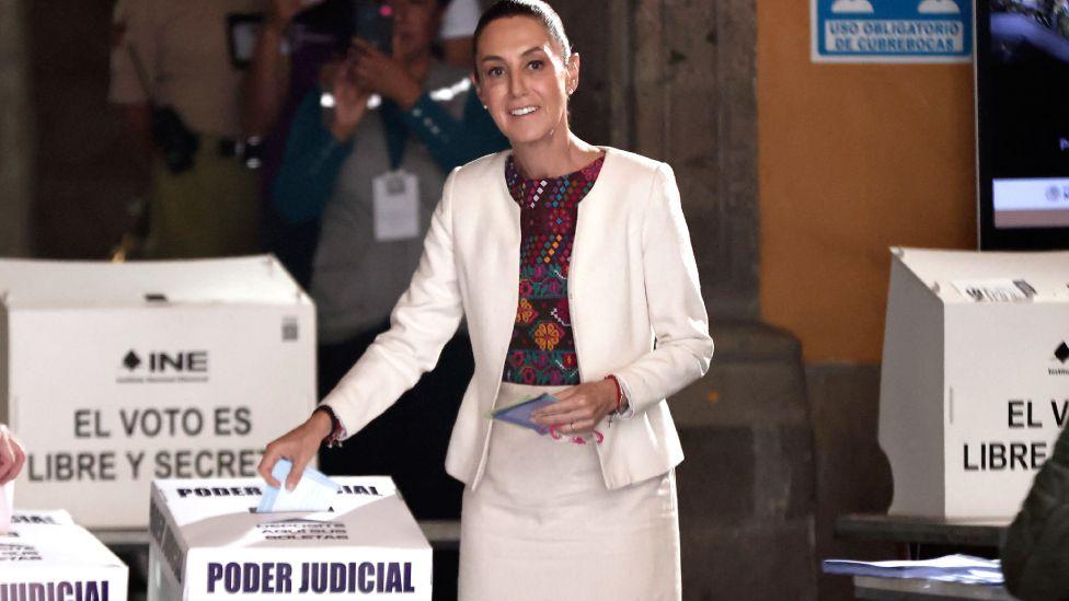Sheinbaum votando