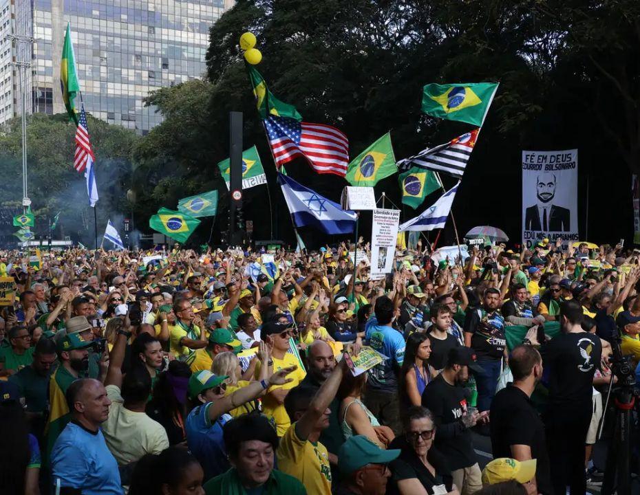 Ato em apoio ao ex-presidente da República Jair Bolsonaro na Avenida Paulista, em 29 de junho de 2025. São vistas bandeiras do Brasil, EUA e Israel. 
