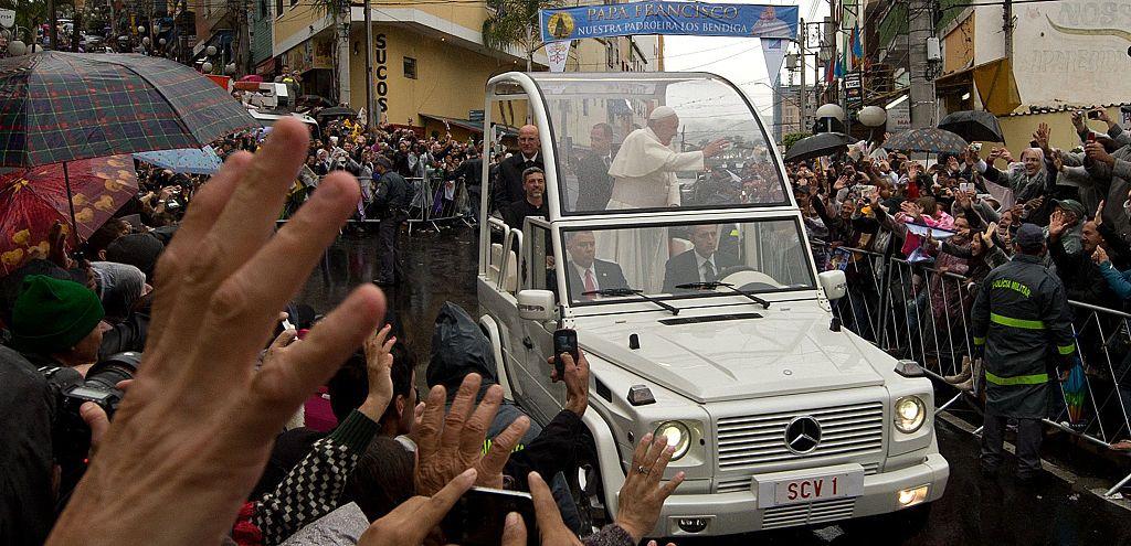 O Papa Francisco acena para os fiéis do papamóvel após celebrar uma missa na Basílica de Nossa Senhora Aparecida, em Aparecida, em 24 de julho de 2013.