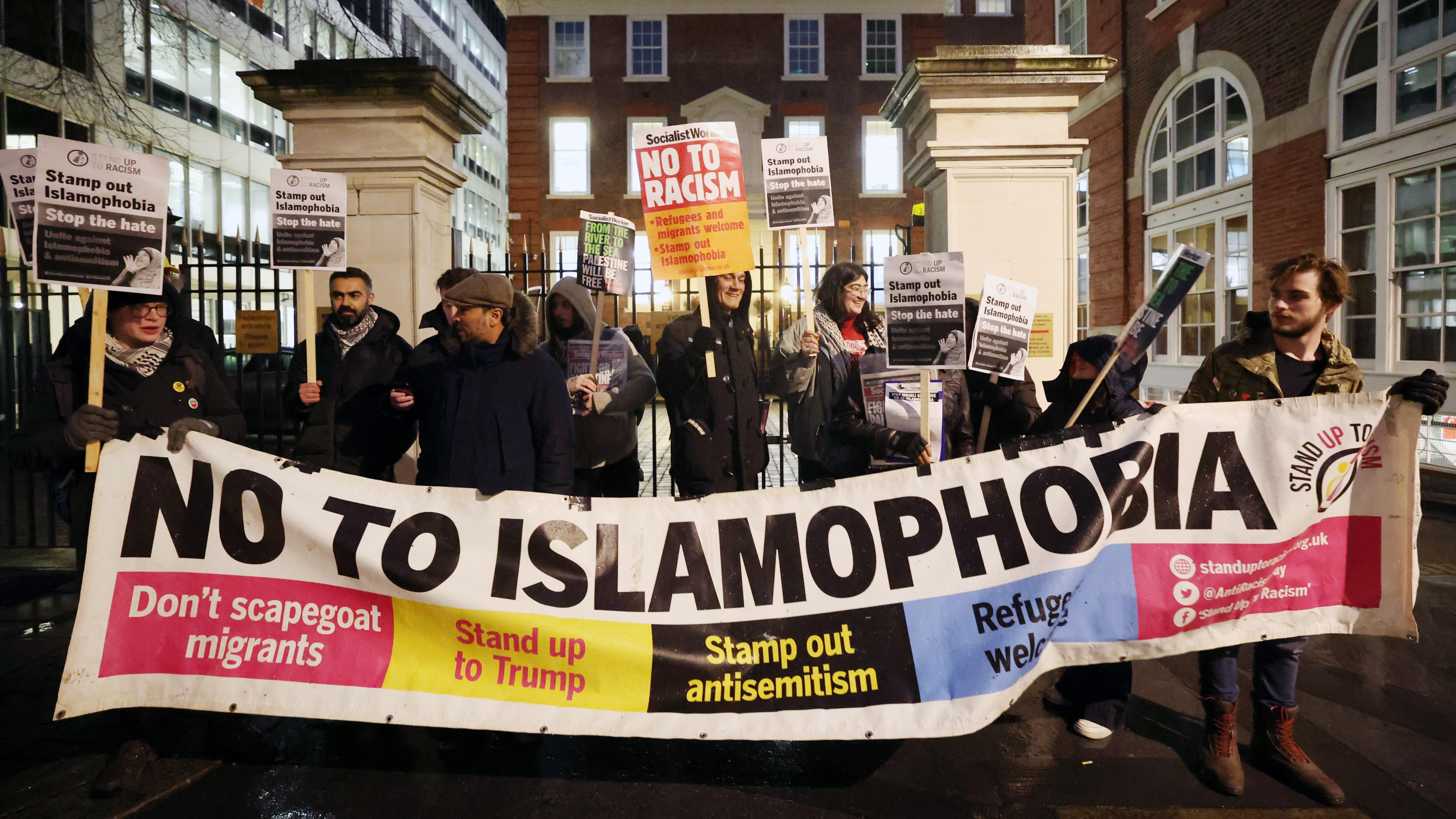 تظاهر مناهضون للإسلاموفوبيا أمام مقر حزب المحافظين في لندن، بريطانيا، في 29 فبراير 2024
