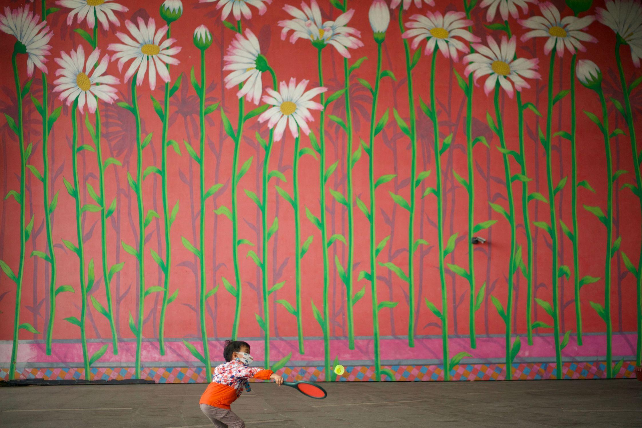 截至今年2月底，台灣人口數為2,328萬人，已連續26個月負成長。