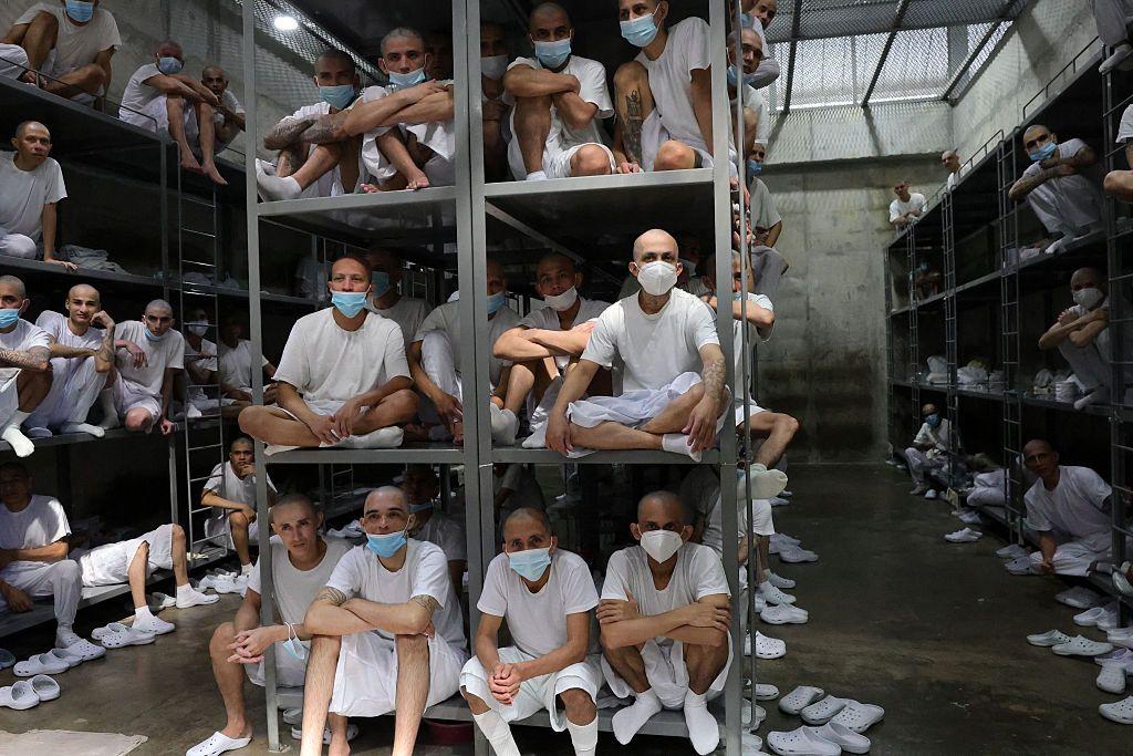 Presos en una celda de la megacárcel de Cecot en El Salvador, en enero de 2026.