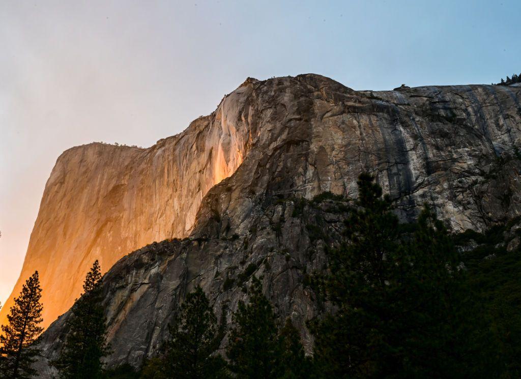 Vista de El Capitán en febrero, durante el fenómeno conocido como "cascada de fuego": cuando el sol golpea una cascada que cae en lo alto de la pared y pareciera que estuviera escupiendo lava. 