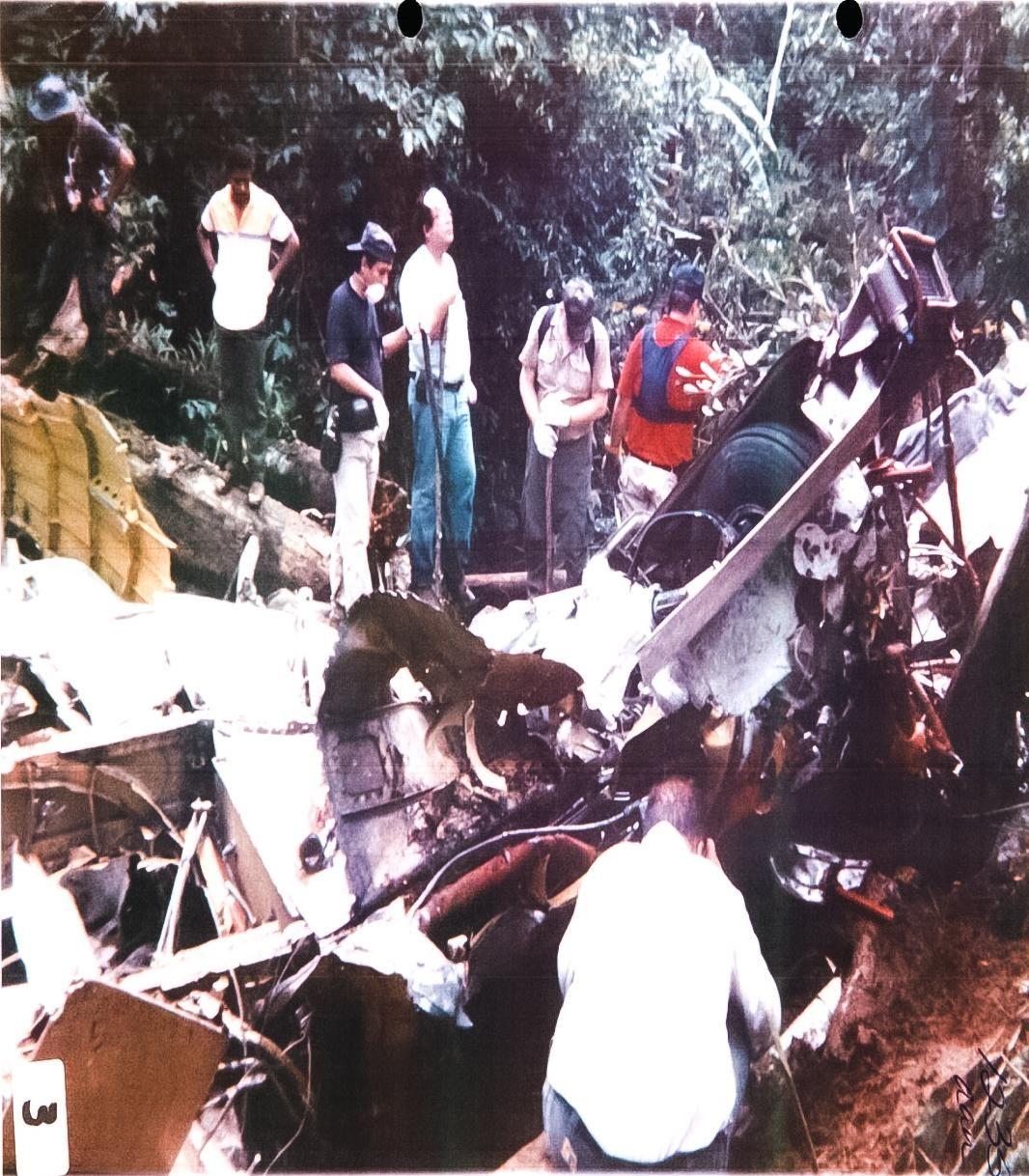 Restos del avión de Alas Chiricanas esparcidos en el cerro Santa Rita de Panamá tras explotar en el aire el 19 de julio de 1994.
