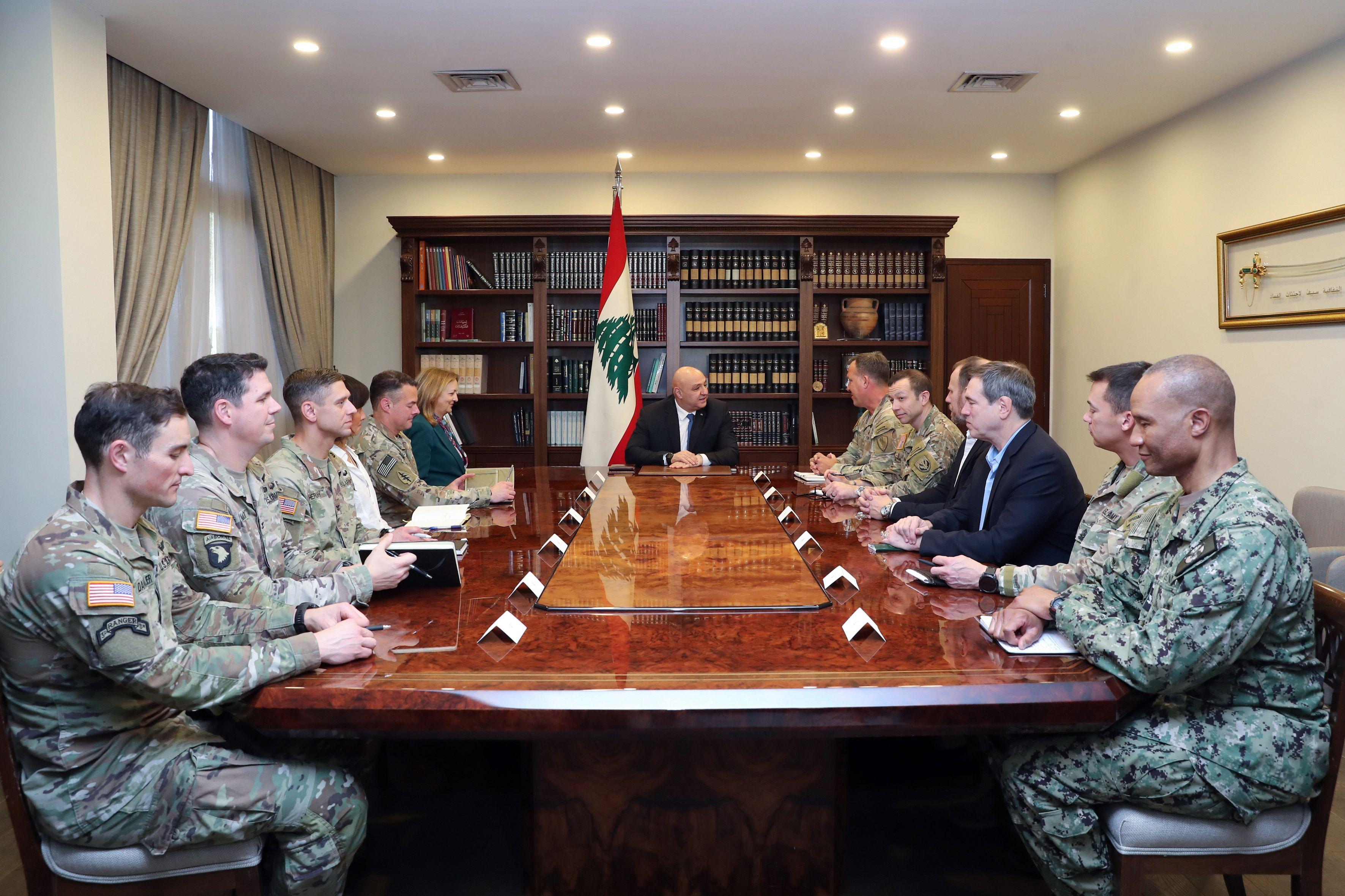 لقاء سابق بين الرئيس اللبناني جوزاف عون وقائد القيادة المركزية الأميركية مايكل كوريلّا في بعبدا، في سياق مشاورات متواصلة حول تنفيذ خطة نزع السلاح ودعم الجيش اللبناني.
