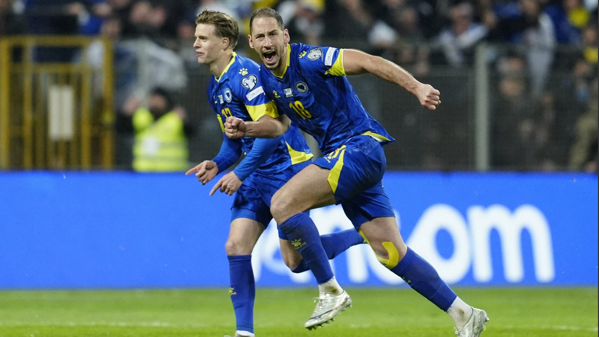 dvojica igrača na terenu