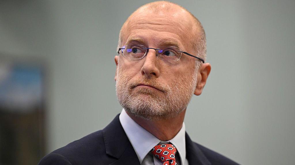 Brendan Carr, quien es cercano a Trump, preside la FCC, una comisión que tiene potestad regulatoria sobre las principales cadenas de televisión de Estados Unidos.
