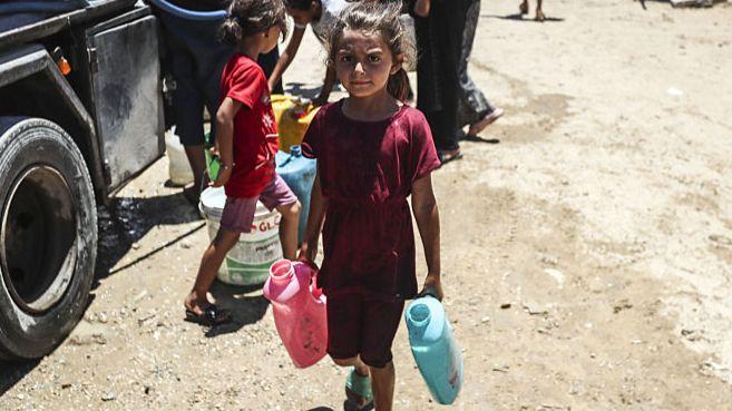 Israeli defence minister plans to move Gazas population to camp in Rafah