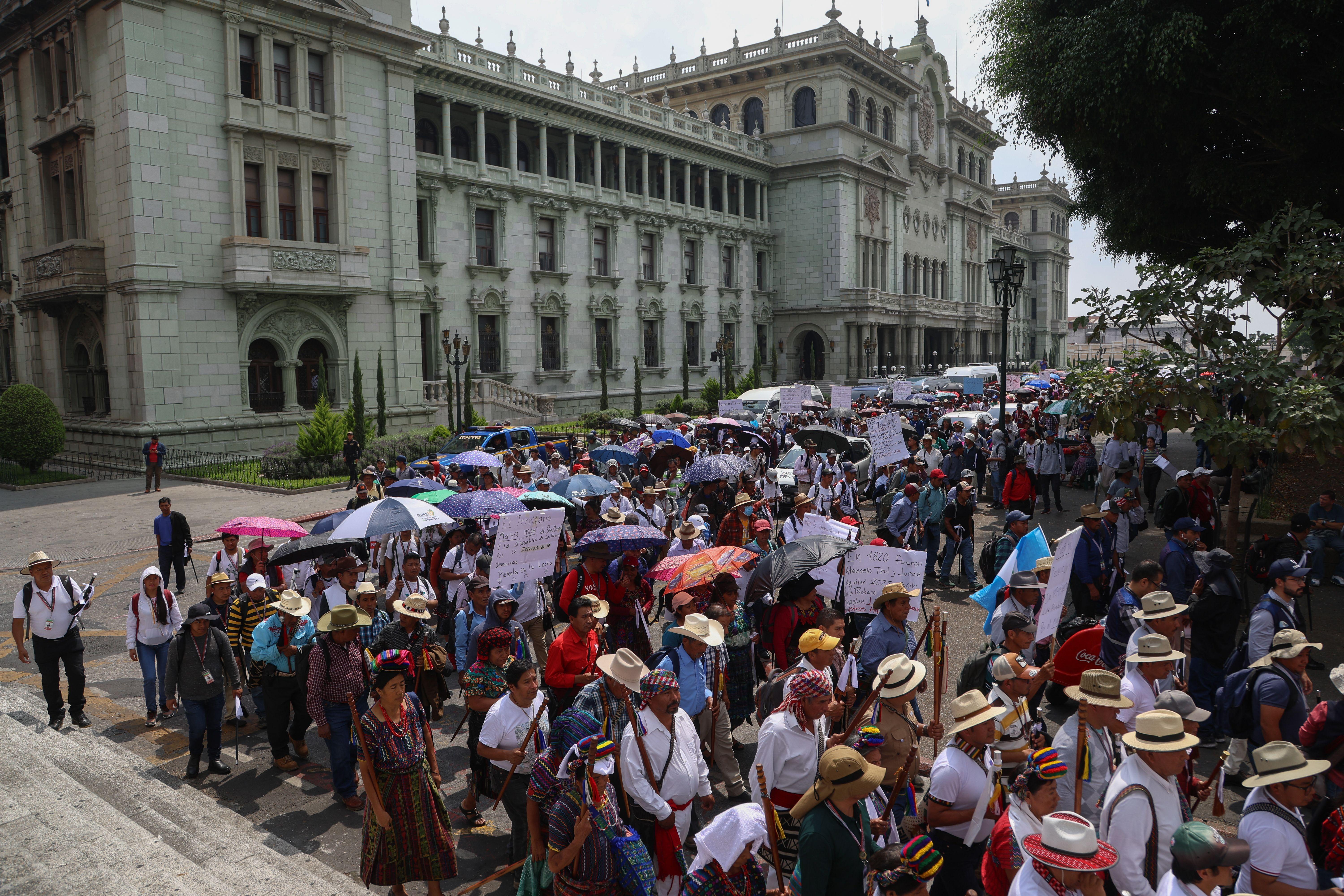 Un grupo de indígenas participa en una manifestación exigiendo justicia para los miembros de la autoridad comunitaria 48 Cantones de Totonicapán, en Ciudad de Guatemala.