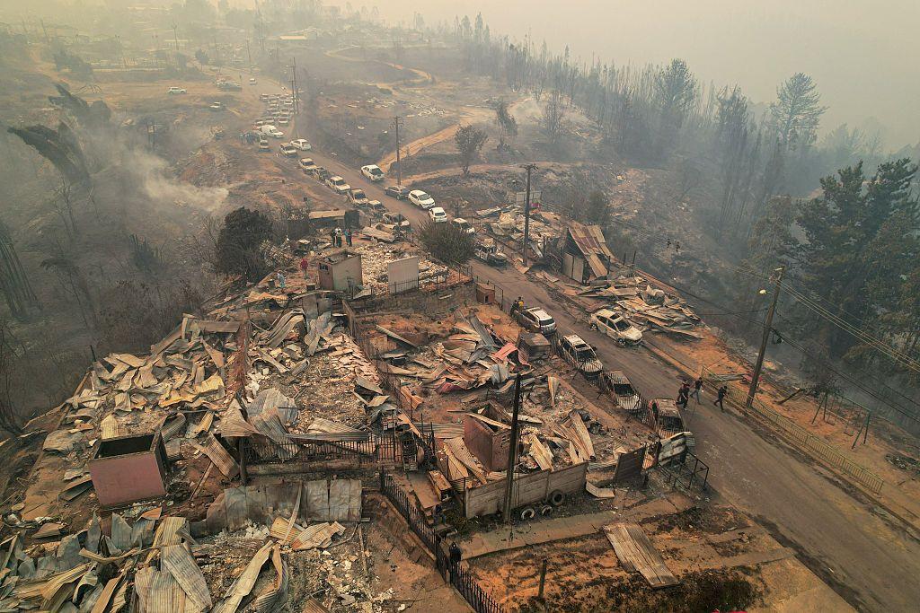 Imágenes aéreas muestran la devastación en zonas pobladas del municipio de Penco debido a un incendio forestal, en Penco, Chile, el 18 de enero de 2026.