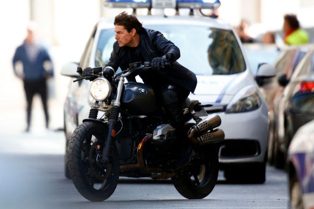 Tom Cruise en una moto.