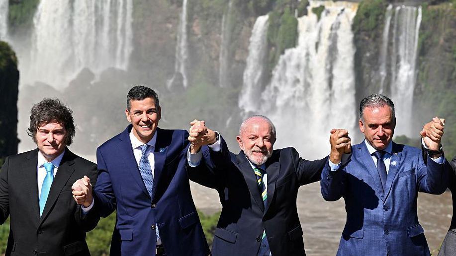El presidente de Argentina, Javier Milei, el presidente de Paraguay, Santiago Peña, el presidente de Brasil, Luiz Inácio Lula da Silva, y el presidente de Uruguay, Yamandu Orsi, posan para una foto durante la Cumbre de Jefes de Estado del Mercosur en Foz de Iguazú, Brasil.