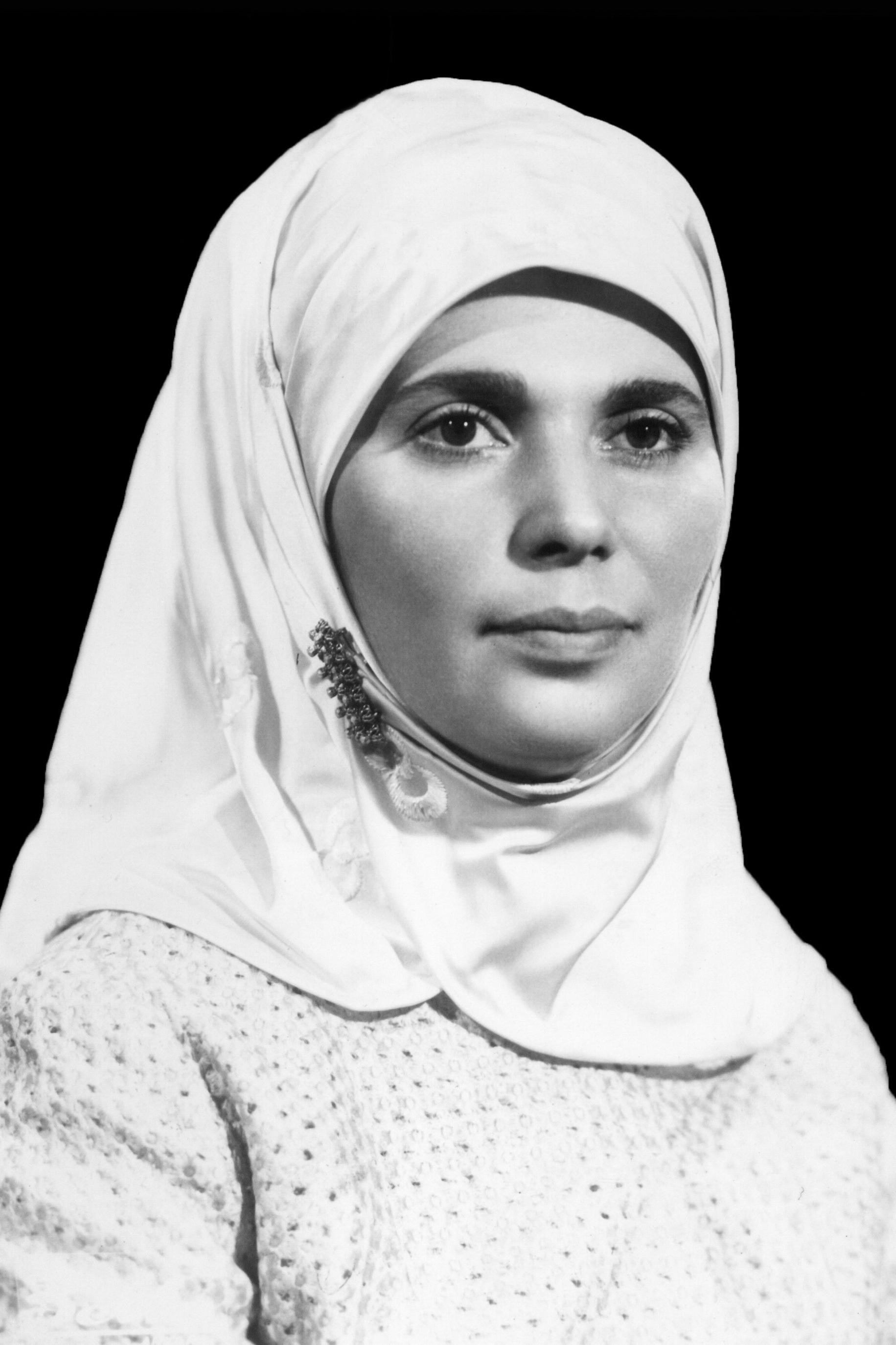 صورة شخصية بالأبيض والأسود لشُوله يوكسل شينلر. ترتدي شينلر غطاء رأس أبيض وبلوزة فاتحة اللون، وتبدو في الصورة بأسلوب صور الهوية التقليدية.