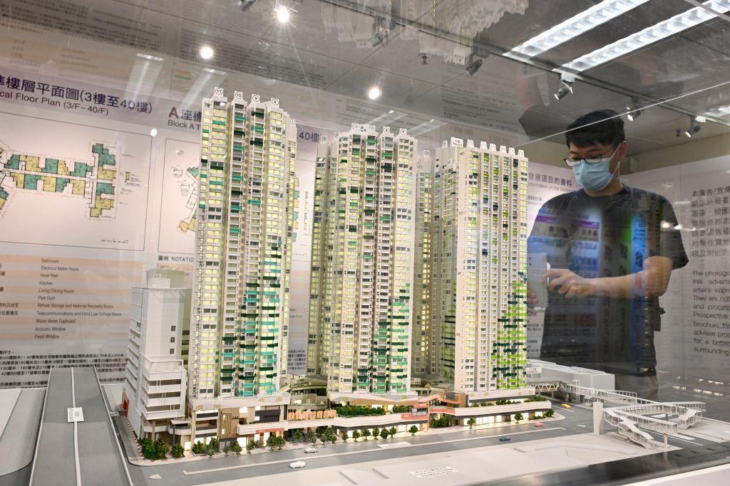 2024年9月12日，一名男子在香港房屋委員會的展廳內參觀房屋模型。