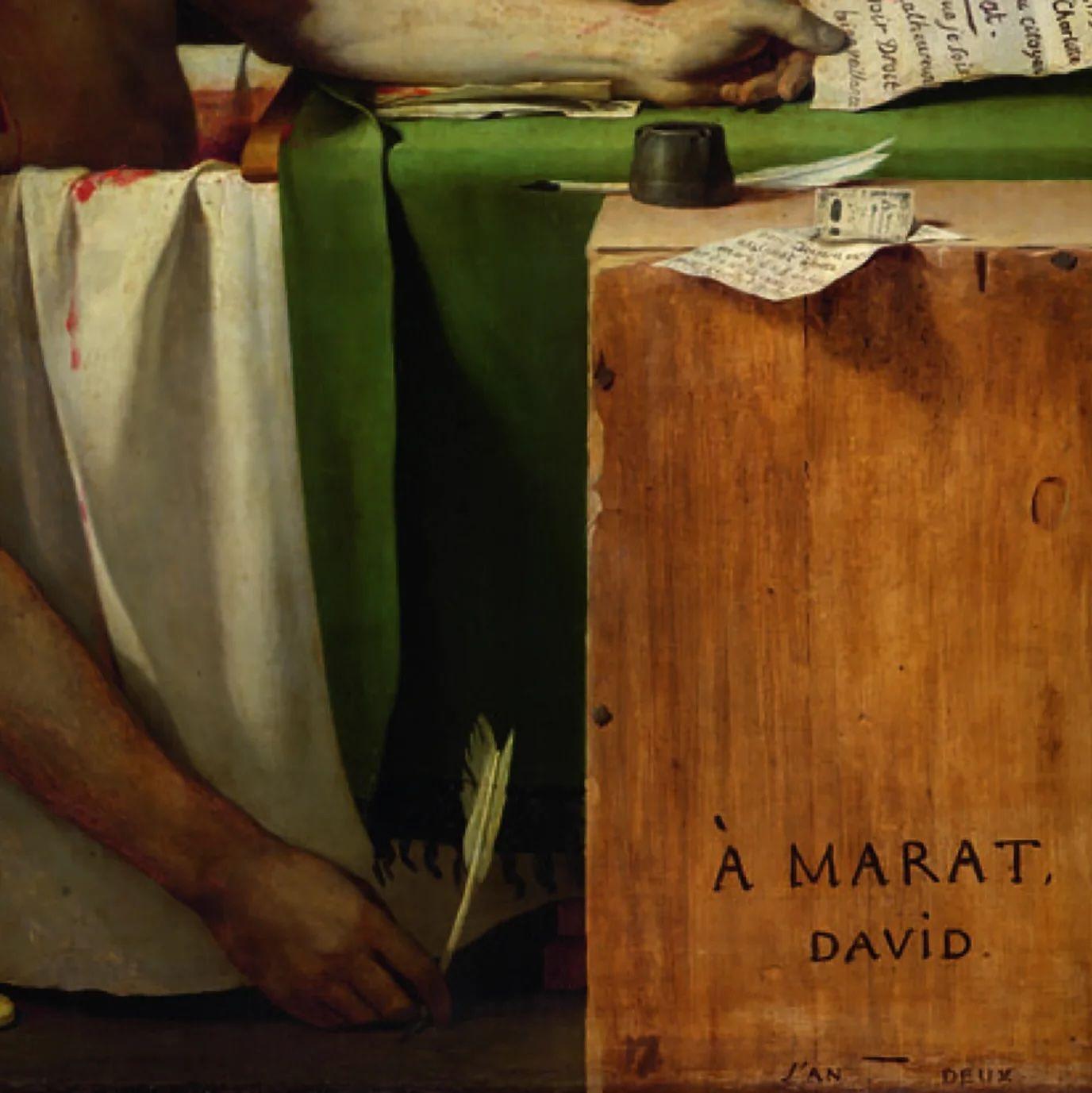 Un acercamiento a la mano del hombre muerto en la bañera en la que sostiene la pluma.