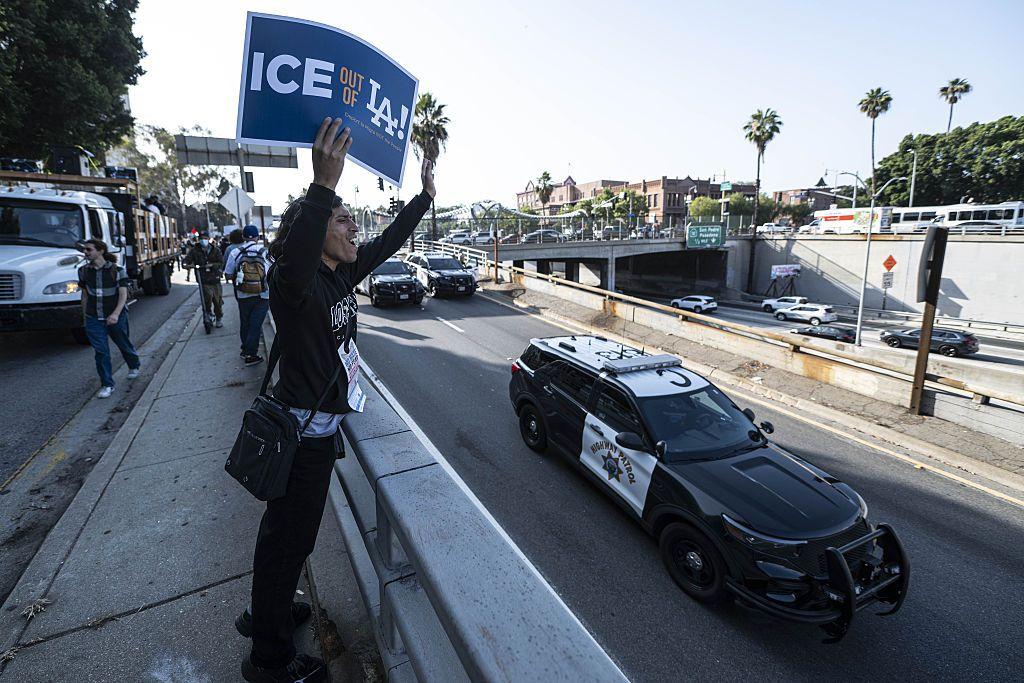 Una manifestante contra las redadas contra migrantes en Los Ángeles el sábado 7 de junio de 2025.