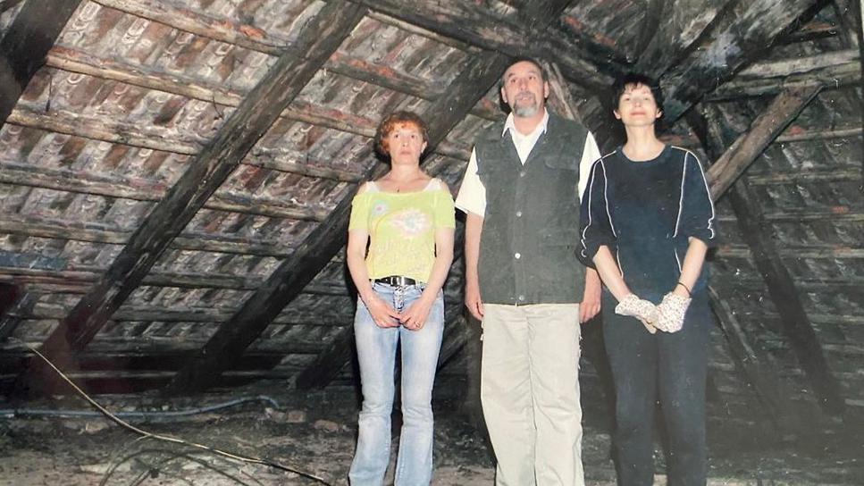 Verica sa decom preživelih na tavanu kuće