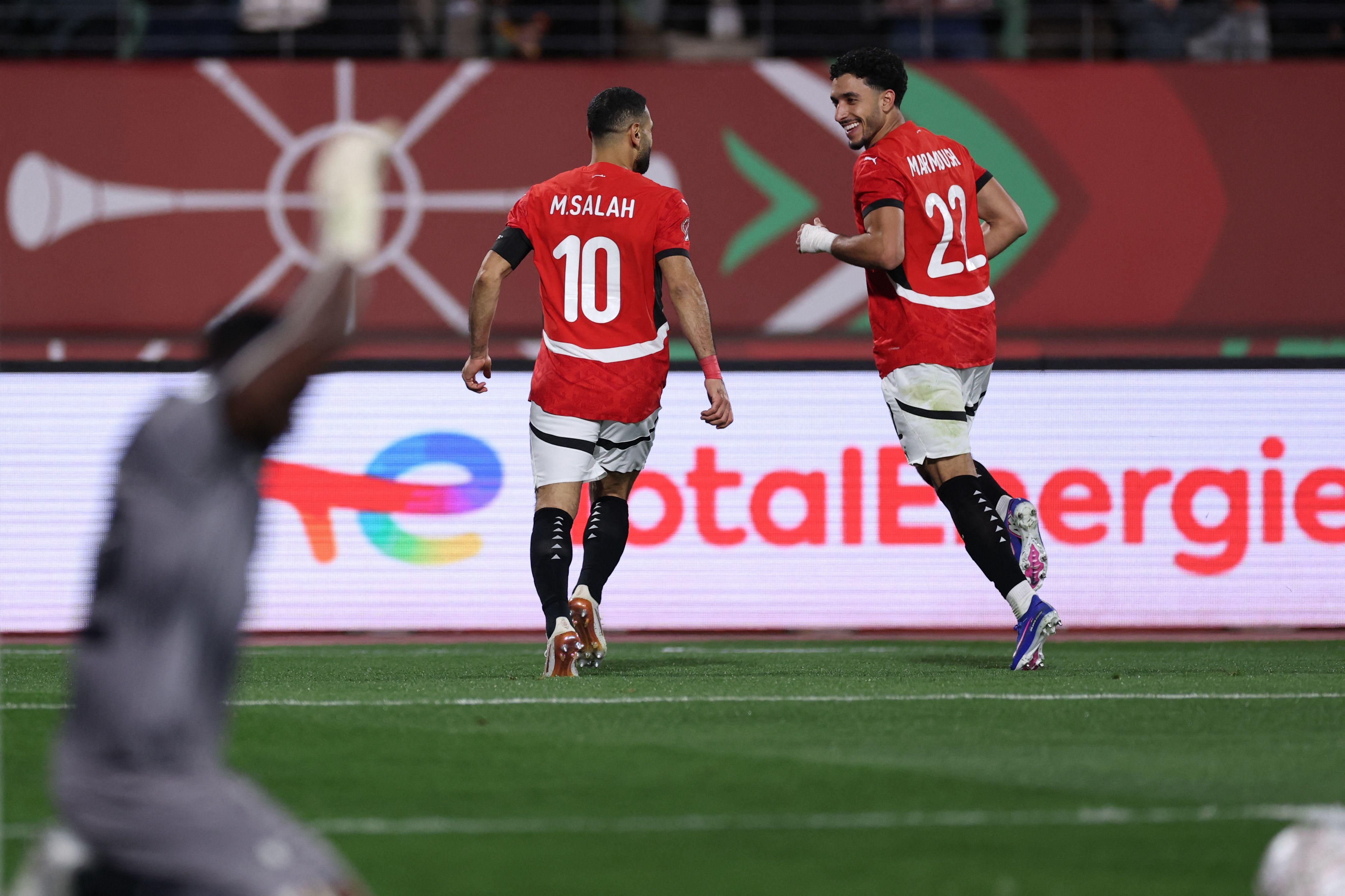 المهاجم المصري محمد صلاح يحتفل بتسجيل الهدف الثاني في زيمبابوي مع أفضل لاعب في المباراة المهاجم المصري عمر مرموش خلال كأس الأمم الأفريقية