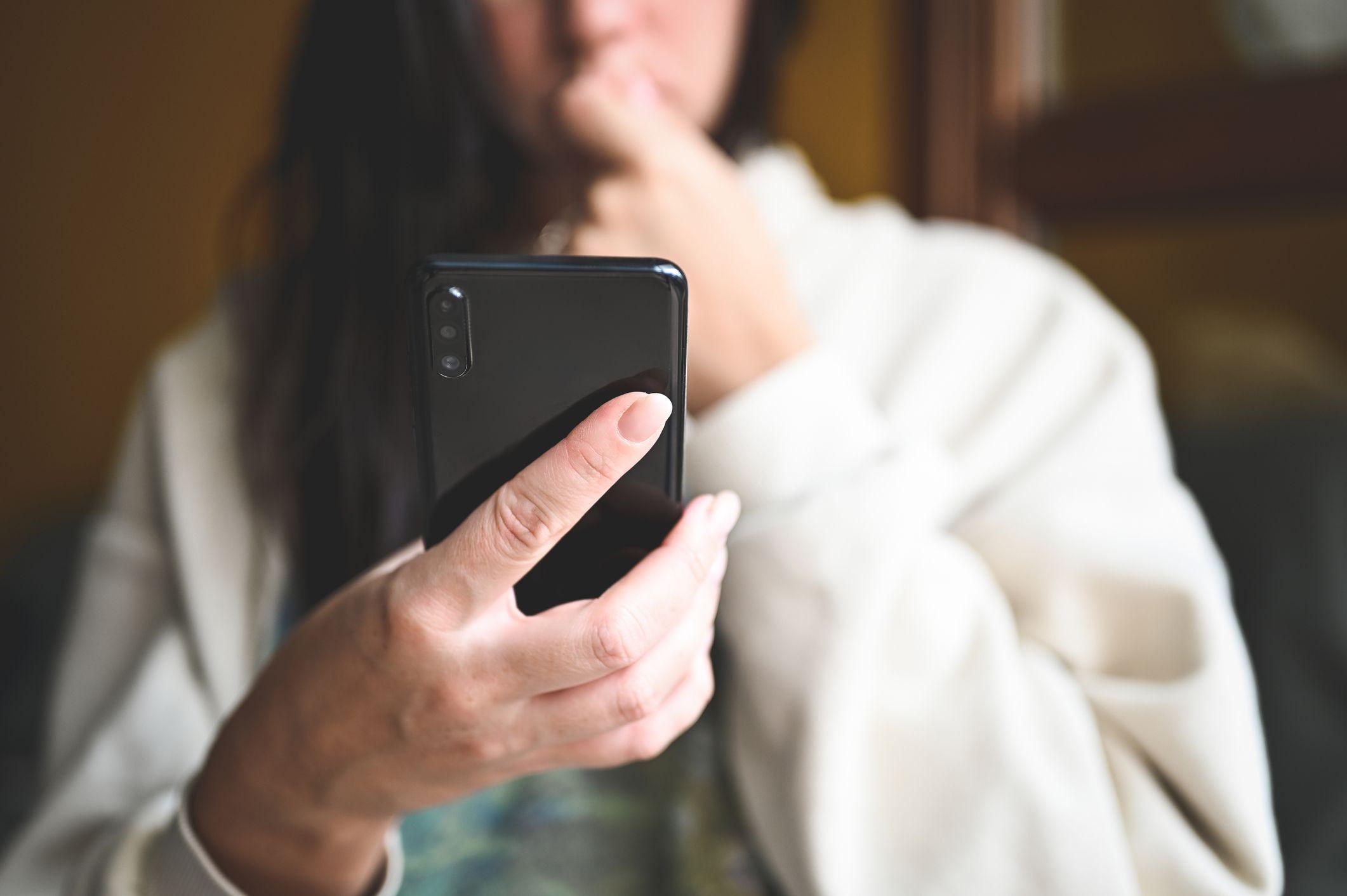 وجود "الابتزاز الزوجي" يمثل "صدمة اجتماعية" كبرى تزلزل ثوابت المجتمع الذي يفترض أن الزواج وسيلة للـ"حماية والستر"