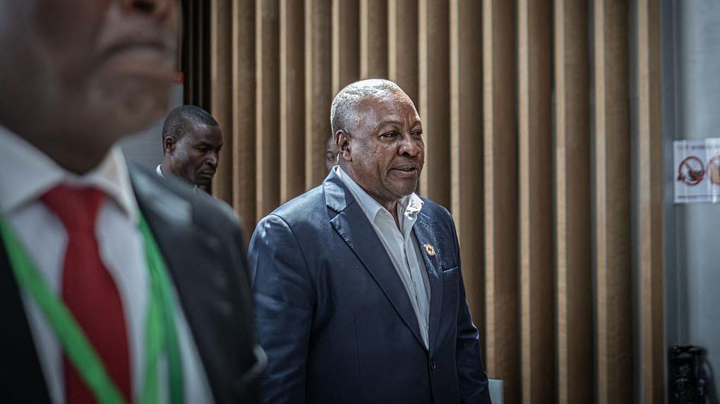 John Dramani Mahama, presidente da Rep&uacute;blica de Gana, caminha em dire&ccedil;&atilde;o ao um encontro bilateral durante a 39&ordf; Sess&atilde;o Ordin&aacute;ria da Assembleia da Uni&atilde;o Africana, na sede da entidade em Addis Ababa, na Eti&oacute;pia, no dia 15 de fevereiro de 2026