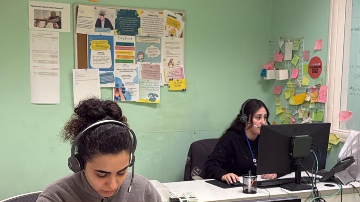 يدير الخط الوطني الساخن أكثر من 120 متطوعاً مدرباً على الدعم النفسي والوقاية من الانتحار، تحت إشراف مباشر من مختصين في الصحة النفسية.