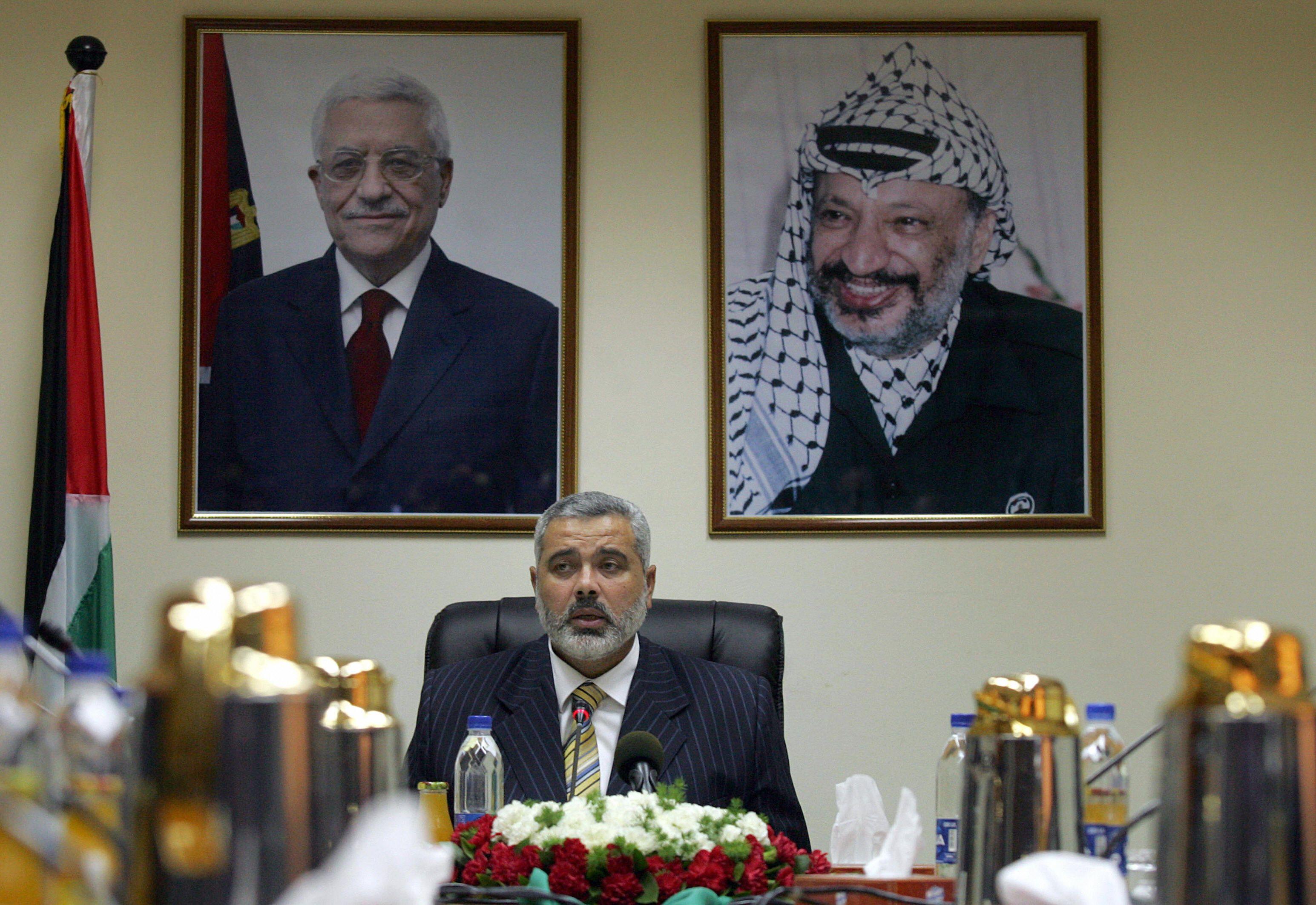 الفلسطينيون، بثلاثة مناصب رئاسية، وحكومة، وبلا دولة 6 رئيس الوزراء الفلسطيني إسماعيل هنية في 30 مايو/أيار 2006 تحت صورتين للرئيس الفلسطيني محمود عباس والرئيس الراحل ياسر عرفات في مدينة غزة
