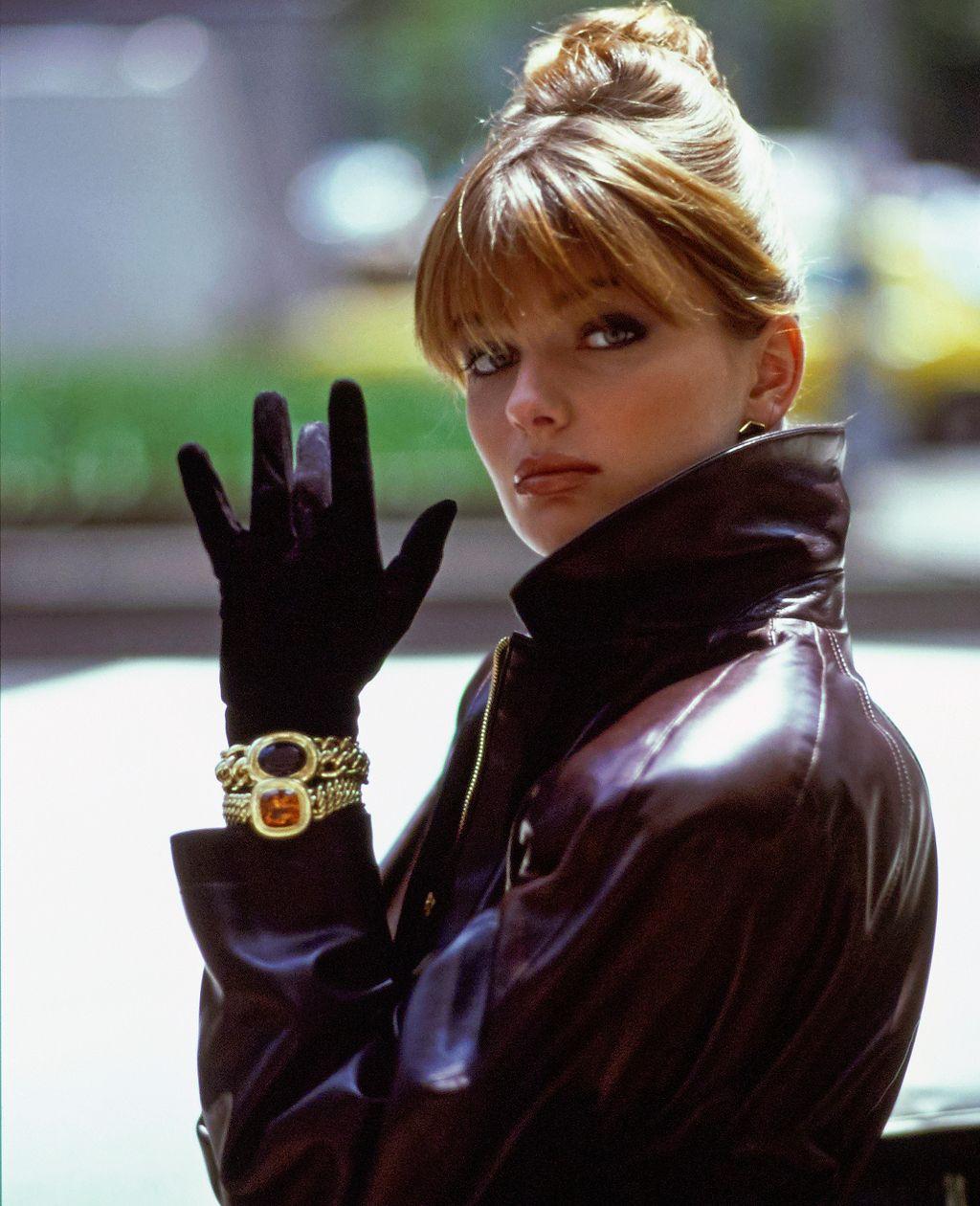 Vogue, mayo de 1988 - La modelo Paulina Porizkova, con una chaqueta de cuero y pulseras de Paloma Picasso para Tiffany & Co. Peinado de Frederic para Bruno Dessange. Maquillaje de Robert Snow para Bumble & Bumble.