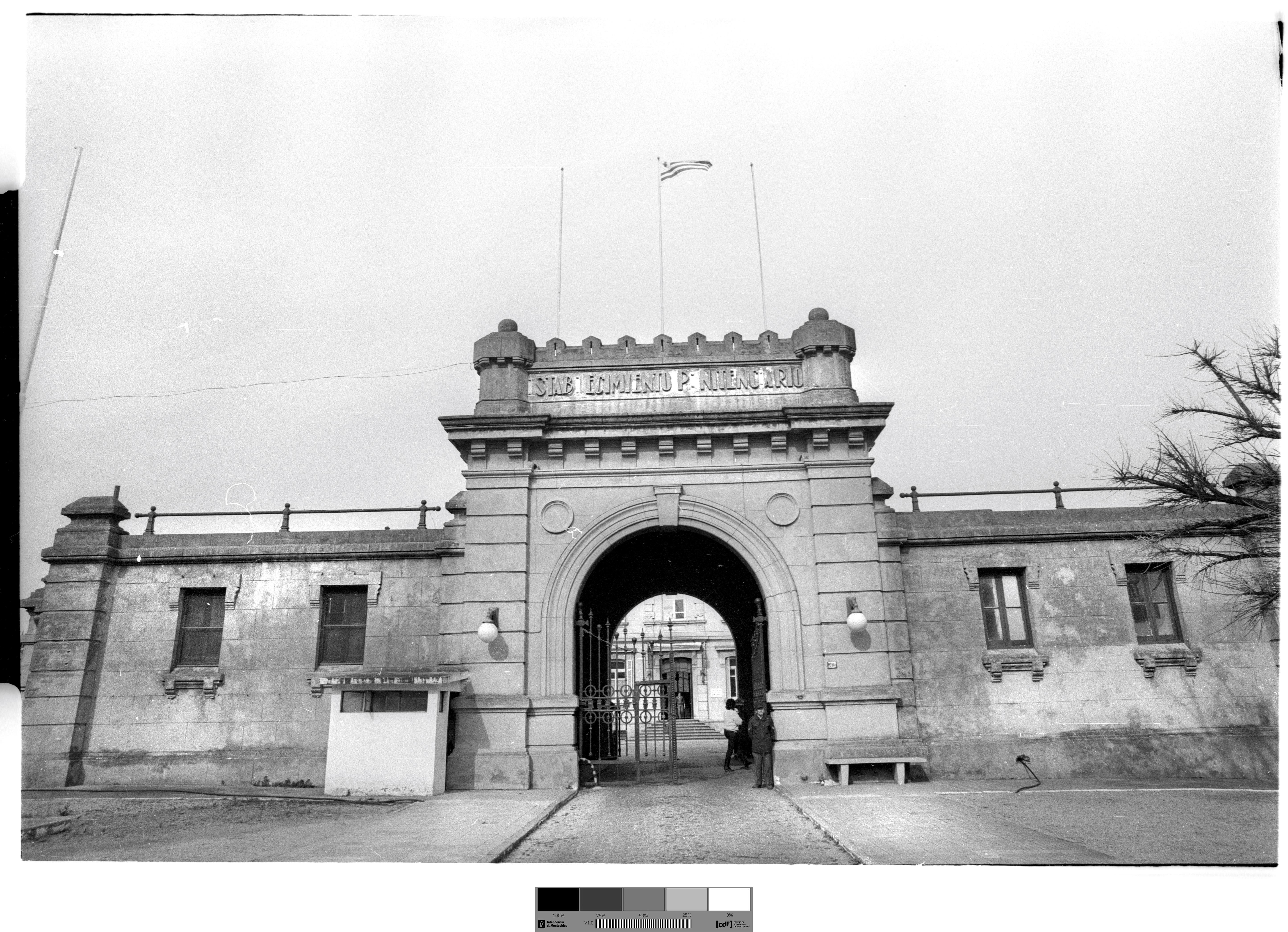 Entrada de la vieja cárcel de Punta Carretas en Montevideo.