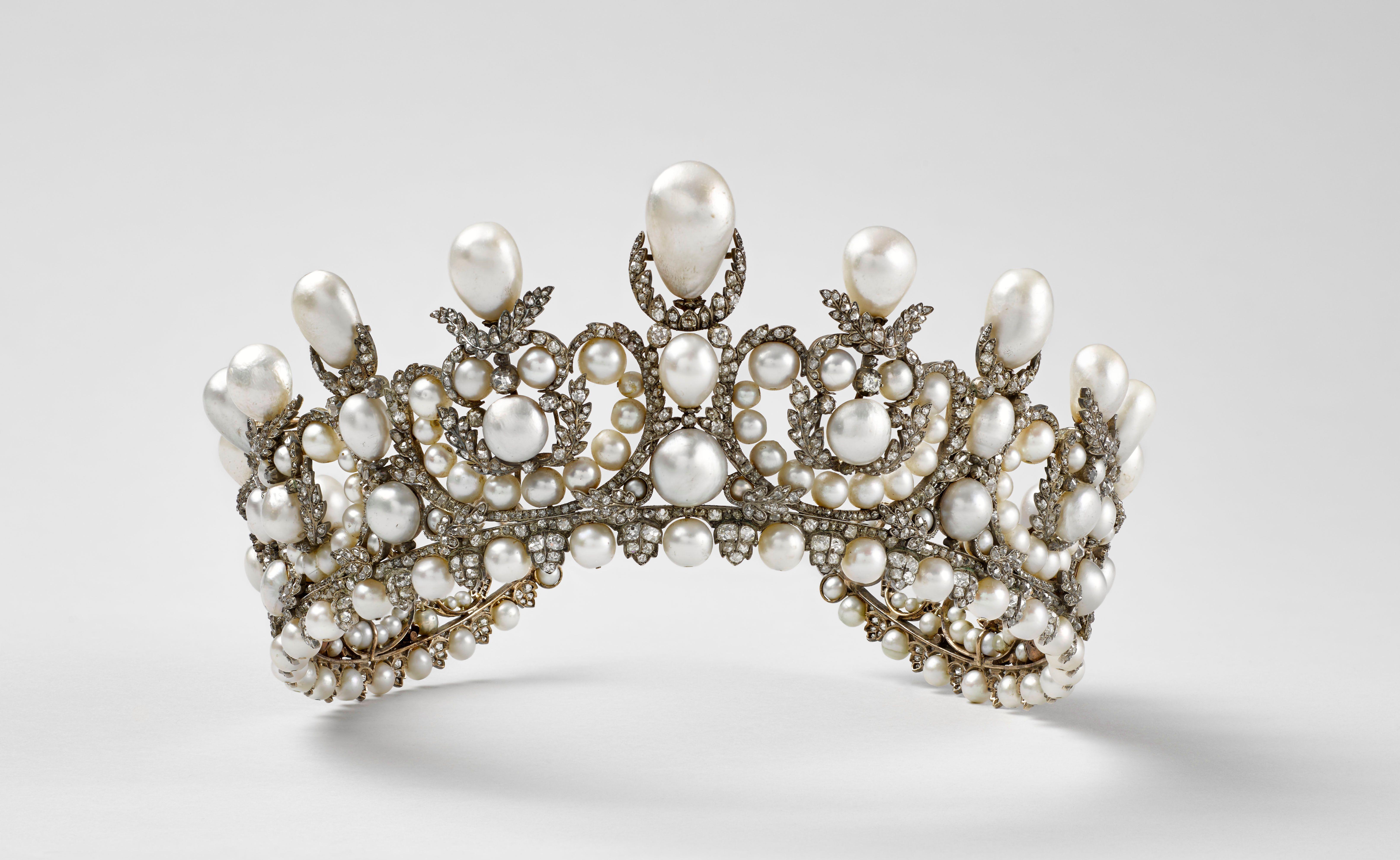 Una tiara de ouro com diamantes e pérolas