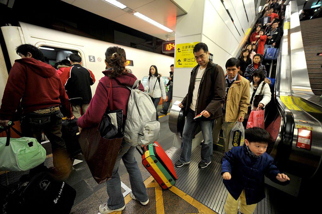台灣逢年過節時的車站場景。