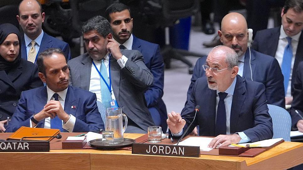 رئيس الوزراء ووزير الخارجية القطري الشيخ محمد بن عبد الرحمن بن جاسم آل ثاني (يسار) ووزير الخارجية وشؤون المغتربين الأردني أيمن الصفدي (يمين) يحضران الاجتماع الطارئ لمجلس الأمن الدولي عقب الهجمات الإسرائيلية على العاصمة القطرية الدوحة، وذلك في مقر الأمم المتحدة في نيويورك، الولايات المتحدة
