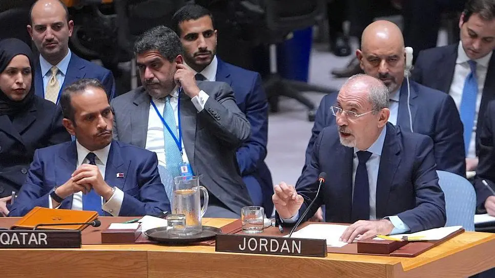 رئيس الوزراء ووزير الخارجية القطري الشيخ محمد بن عبد الرحمن بن جاسم آل ثاني (يسار) ووزير الخارجية وشؤون المغتربين الأردني أيمن الصفدي (يمين) يحضران الاجتماع الطارئ لمجلس الأمن الدولي عقب الهجمات الإسرائيلية على العاصمة القطرية الدوحة، وذلك في مقر الأمم المتحدة في نيويورك، الولايات المتحدة