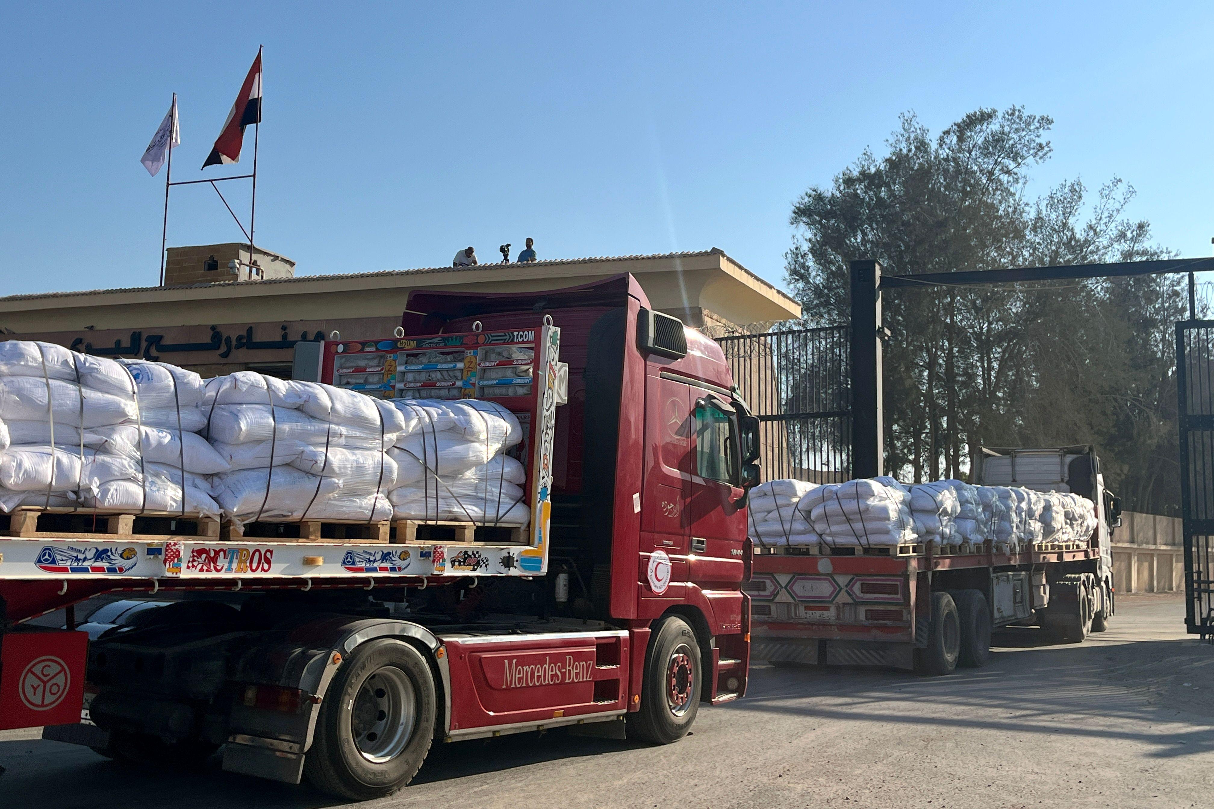 تصريحات أممية لا تزال تحذر من عواقب الجوع في غزة بعد تخفيف إسرائيلي للقيود على دخول المساعدات 2 شاحنات محملة بالمساعدات الإنسانية تعبر بوابة رفح الحدودية بين مصر وقطاع غزة
