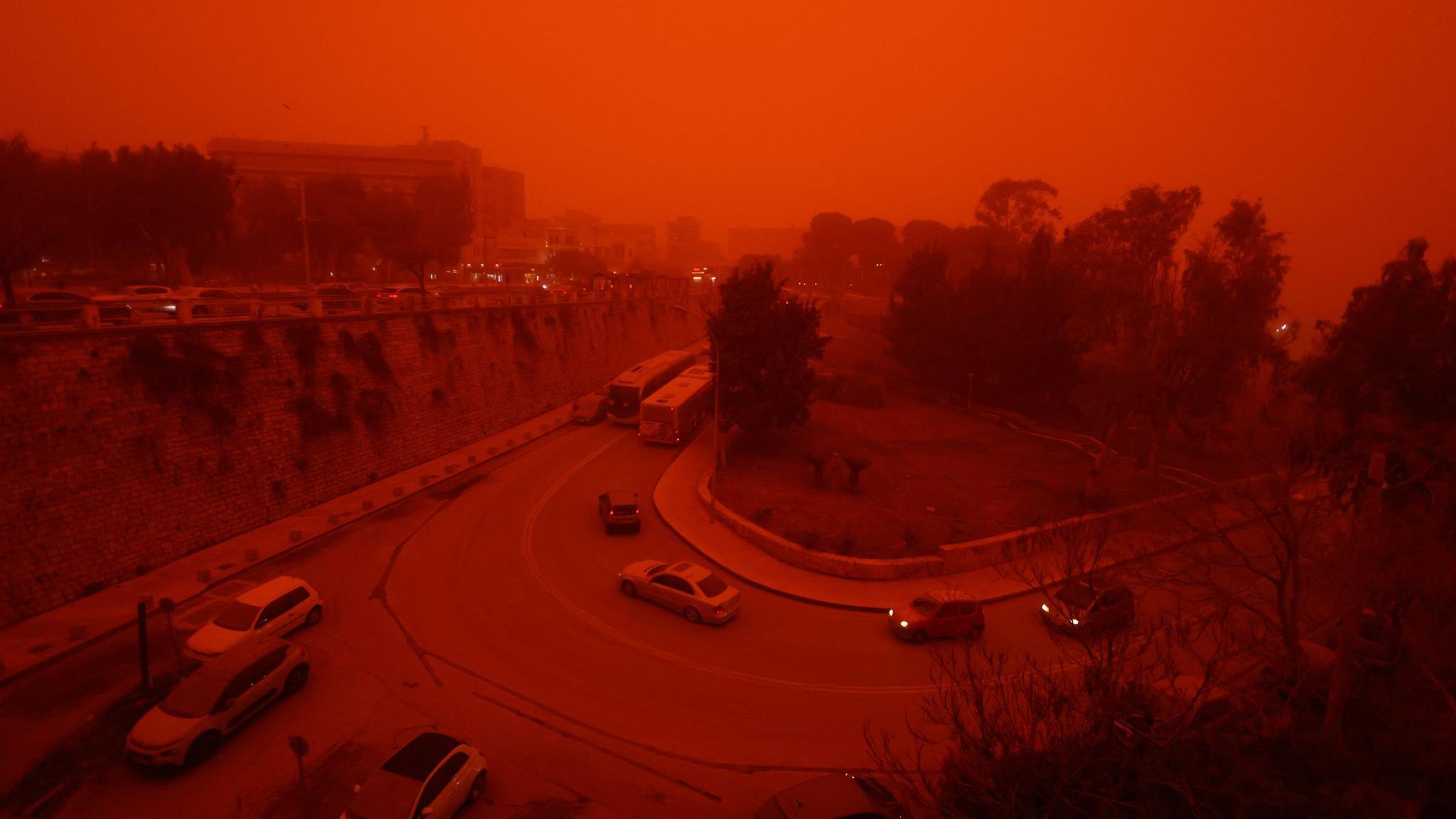 Pogled na grad usred izmaglice izazvane peščanom prašinom iz Sahare, usled jakih južnih vetrova, u Iraklionu, na ostrvu Krit, 1. aprila
