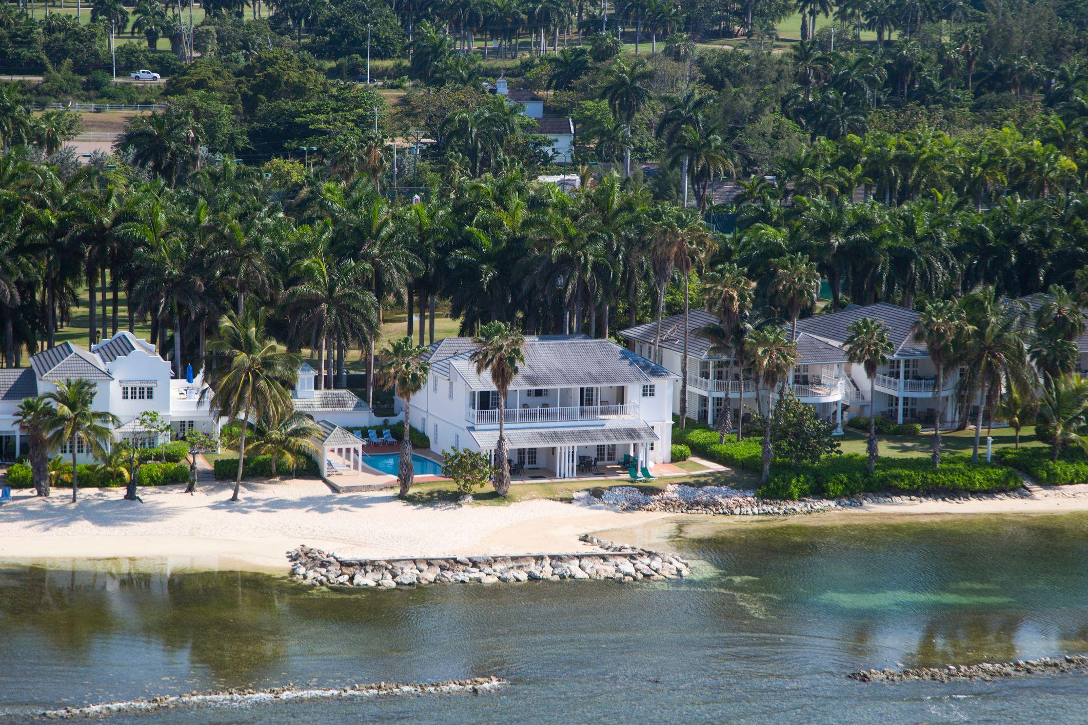 Un vigilante junto a un letrero que indica que la playa no es pública y que está prohibido el paso a quienes no estén hospedados en el hotel.