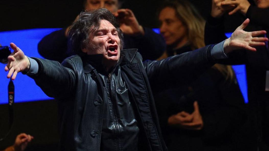 Javier Milei con los brazos extendidos