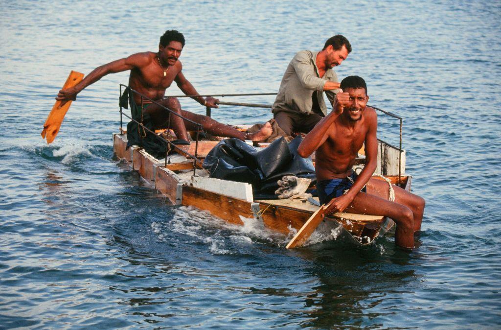 Balseros cubanos en una embarcación casera durante la crisis de 1994.