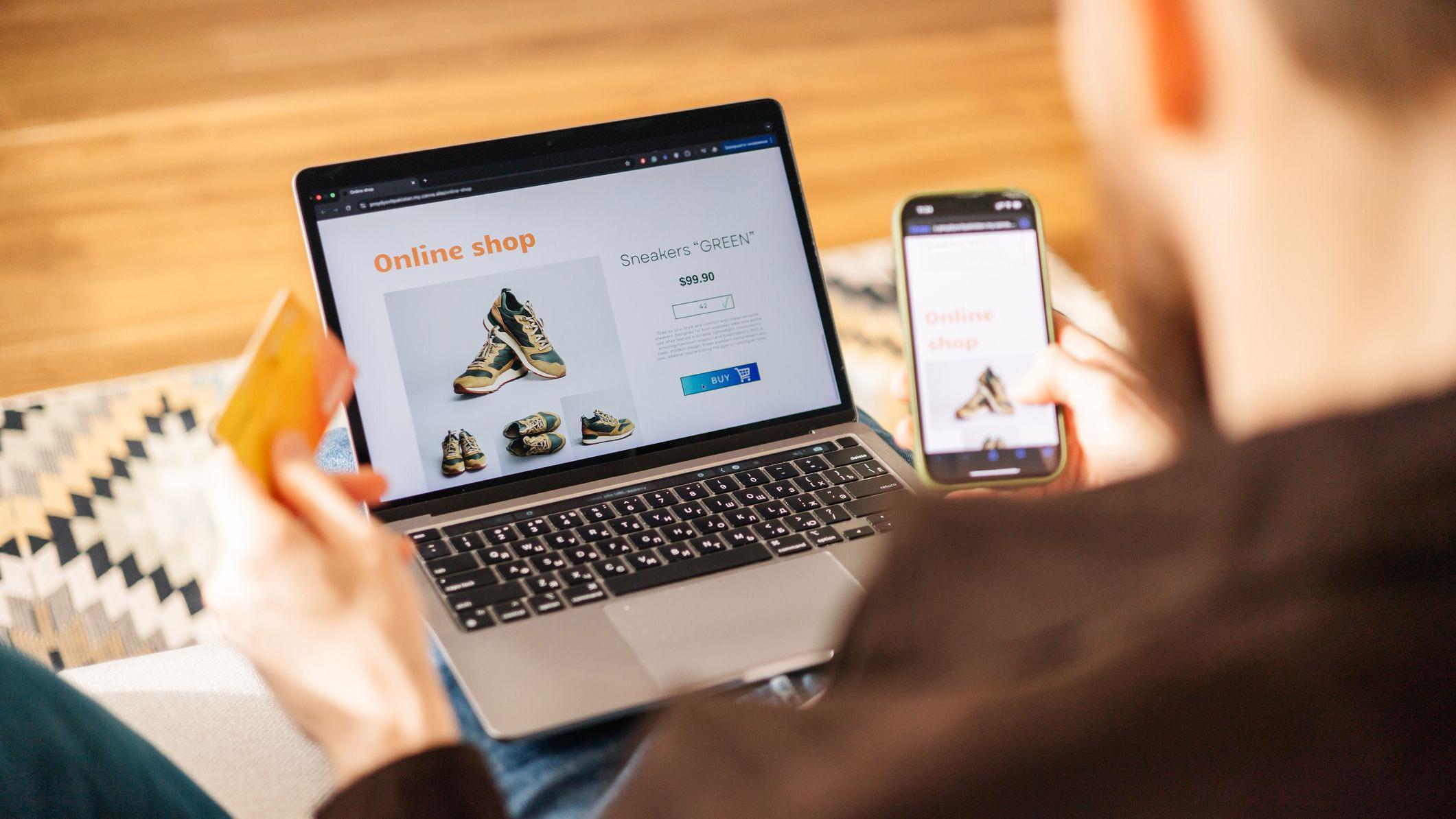 Muškarac gleda u kompjuter