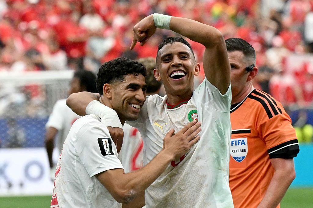 Soufiane Rahimi (derecha) celebra el tercer gol de su equipo con su compañero, el defensa Achraf Hakimi (n.º 2).
