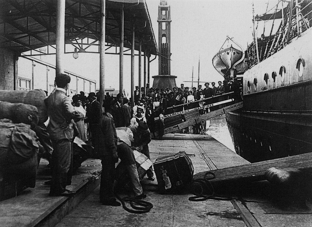 Migrantes italianos llegan al puerto de Buenos Aires, Argentina, alrededor de 1910.
