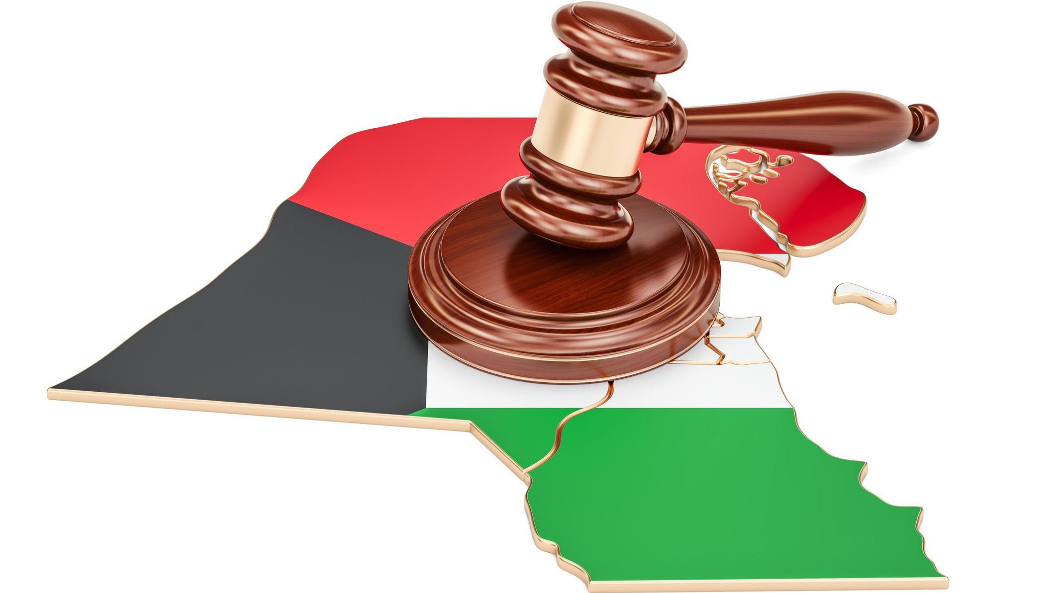 الكويت: زواج "الخاطف" من الضحية لن يعفيه من العقاب 1 صورة تعبيرية لمطرقة قاض فوق علم الكويت