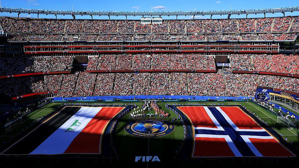Entrada em campo das sele&ccedil;&otilde;es do Iraque e da Noruega para a partida de estreia de ambas na Copa do Mundo de 2026, no Est&aacute;dio de Boston, nos Estados Unidos