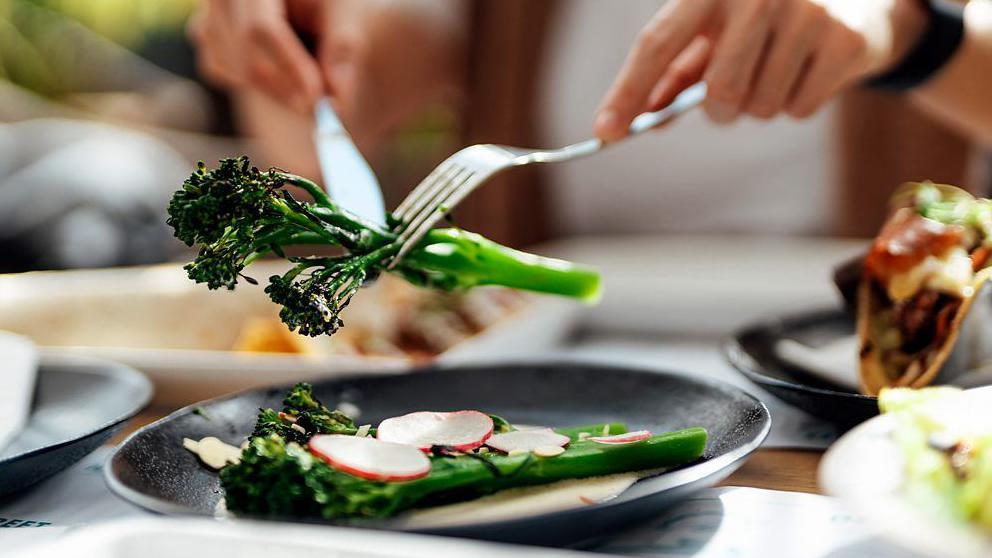 شخص يتناول طعاماً