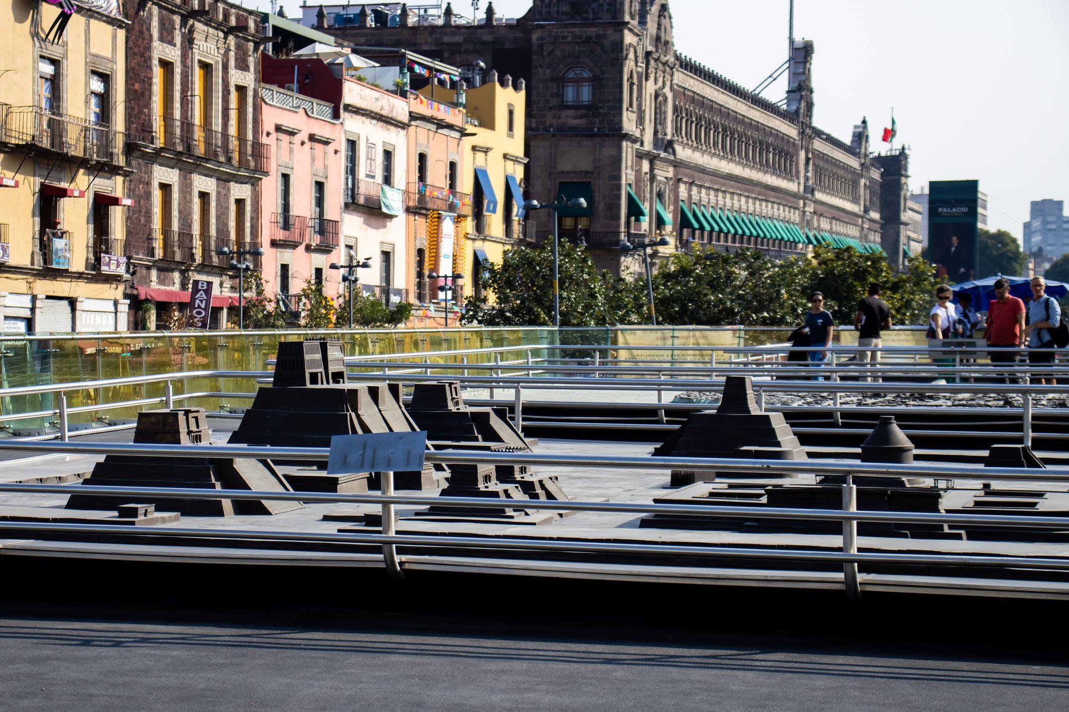 Maquetas de las pirámides mexicas en el Museo del Templo Mayor con el Palacio Nacional en Ciudad de México